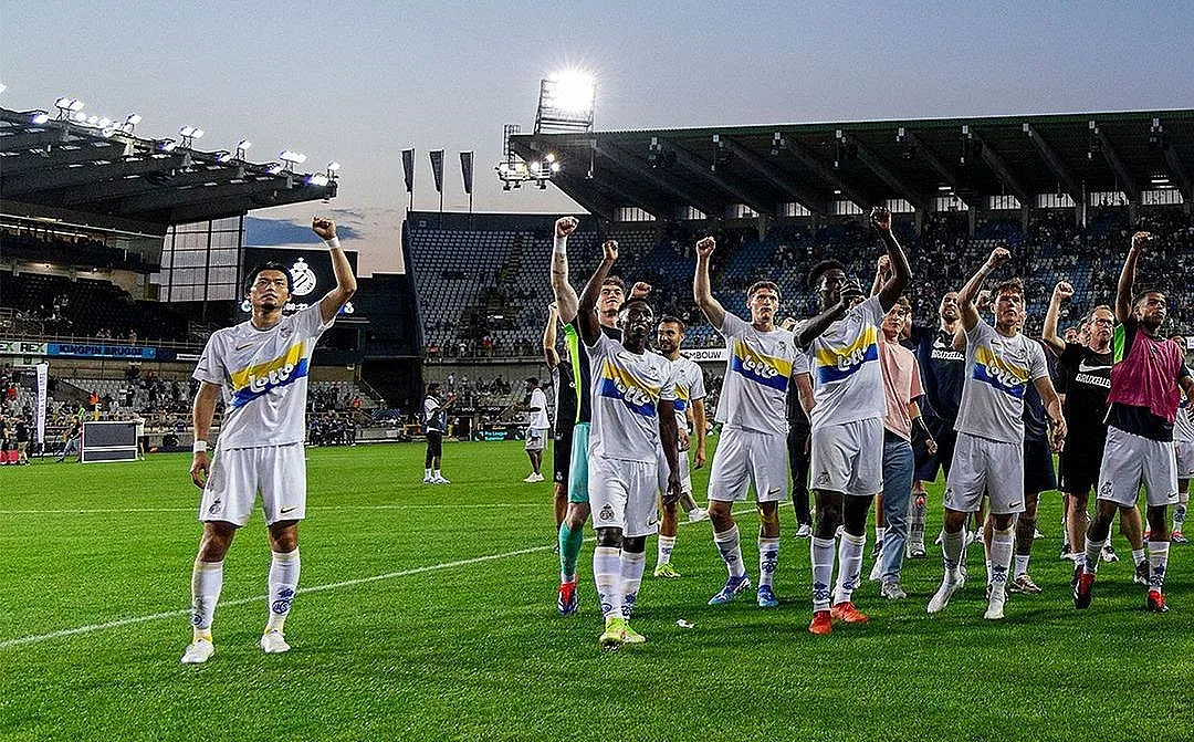 Голям цирк! Нацистки поздрави и маймунски звуци на футболен мач