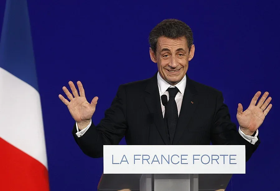 Саркози бяга от комбина с Льо Пен