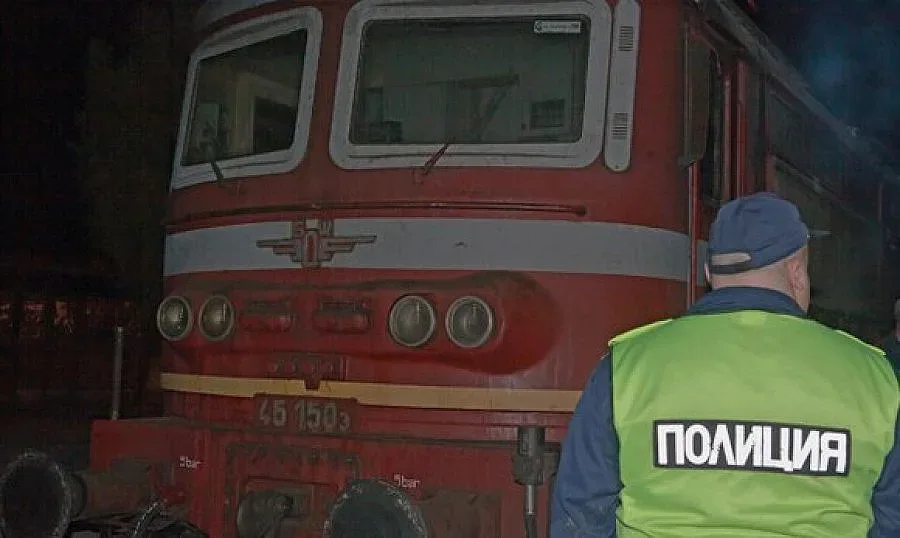 Влак помете жена по релсите