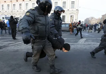 Руската полиция сменя палката с перце