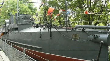 Деца учат военни игри в музей
