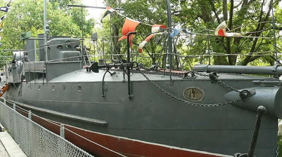Деца учат военни игри в музей