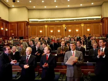 Парламентът заседава извънредно