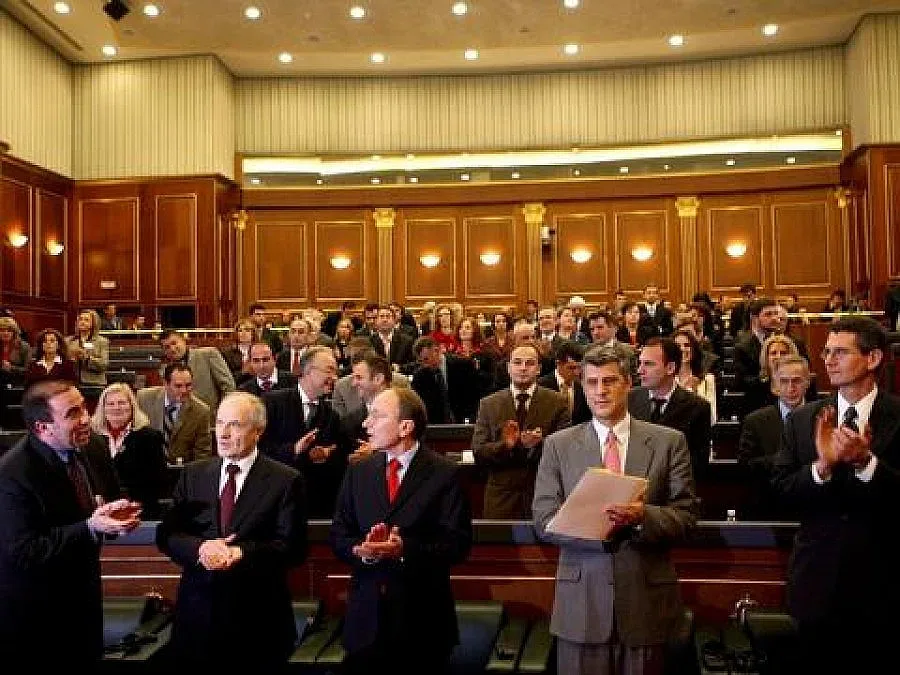 Парламентът заседава извънредно