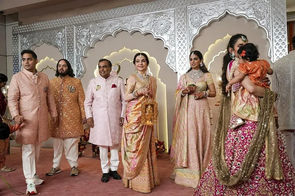 Сватбата на века! Пръстенът на свекървата прикова очите на света