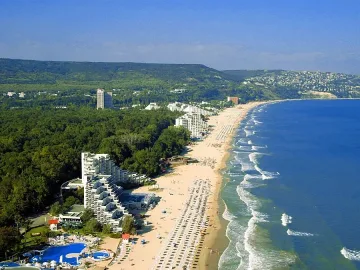 Зимата изяде плажа на Албена