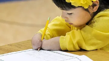 Момиче без ръце спечели конкурс за краснопис