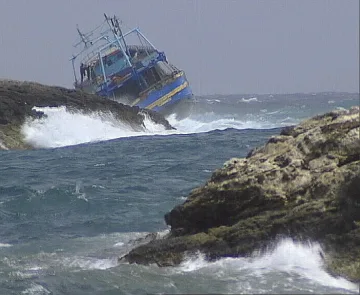 150 бежанци заседнаха на скали в Гърция