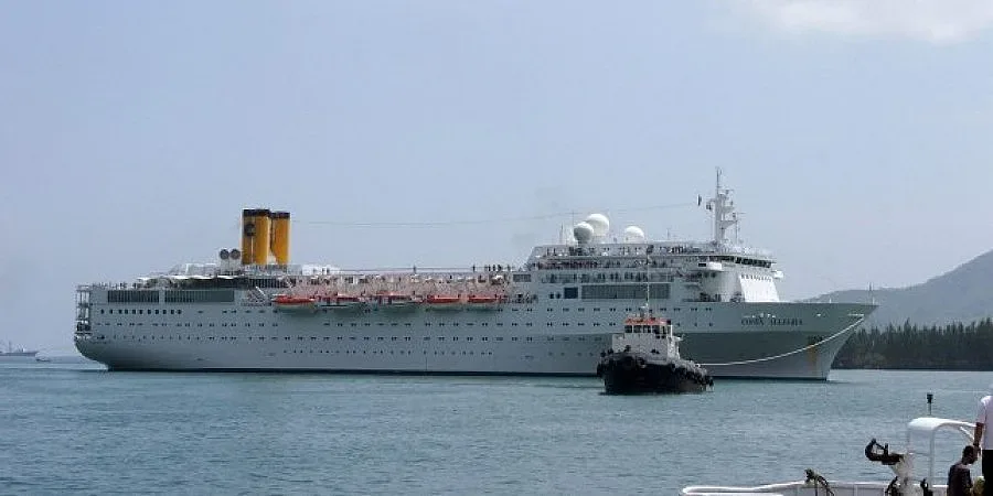 Круизен кораб подмина давещи се рибари