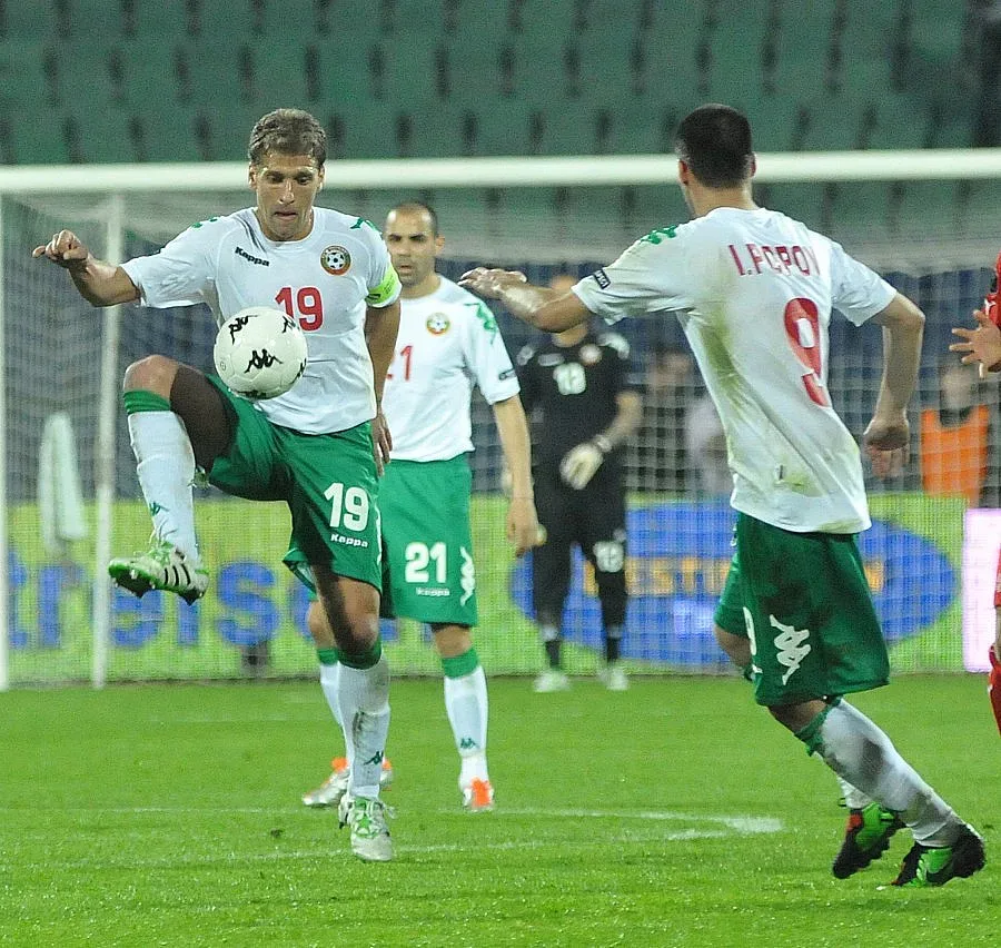 2500 души пяха химна за Стенли