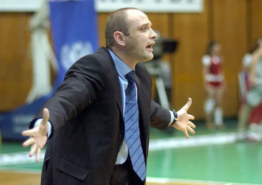 "Левски" виси цял ден по летища