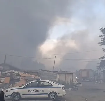 Докато половин България гори: В Столипиново палят гуми, вдигат накрак пожарникарите