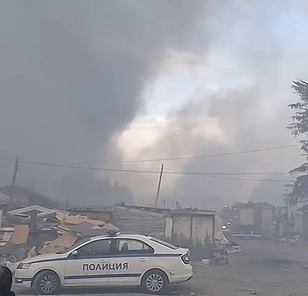 Докато половин България гори: В Столипиново палят гуми, вдигат накрак пожарникарите