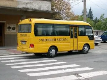 ТИР удари училищен автобус