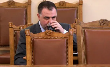Найденов бил разпънат на кръст в парламента