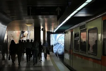 Порно сайт в метрото втрещи пътуващите