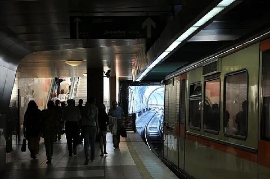 Порно сайт в метрото втрещи пътуващите