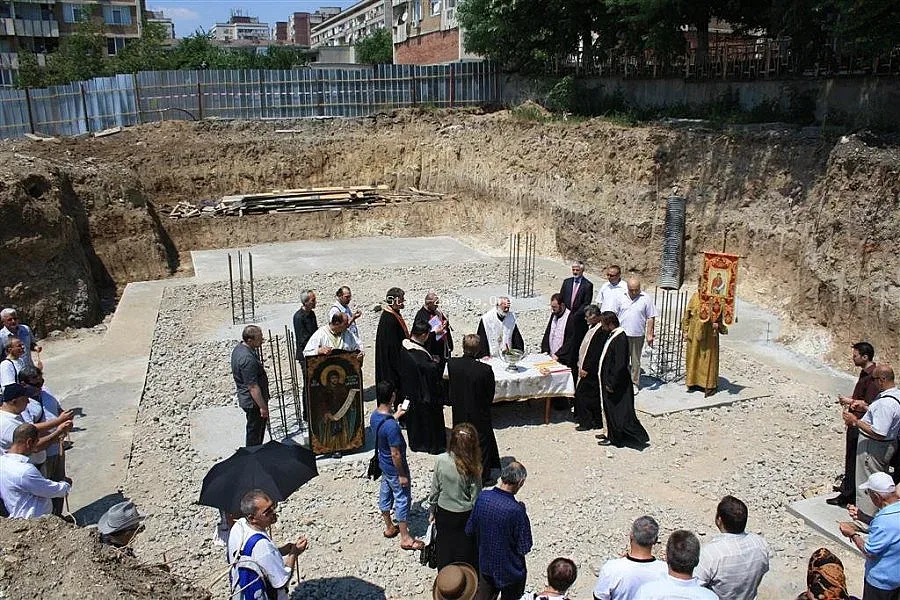 Светена вода бликна под нова църква