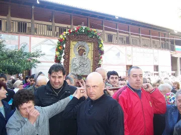 Стотици се молиха на Богородица в Бачково