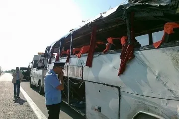 Автобус с 32-ма пътници изгоря в движение