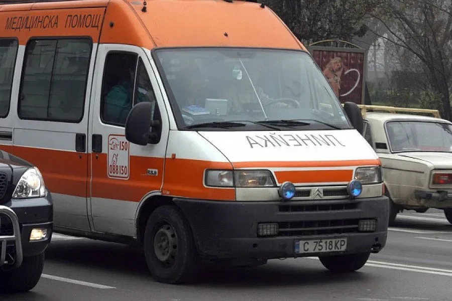 Двама пострадаха при сблъсък пред софийските гробища
