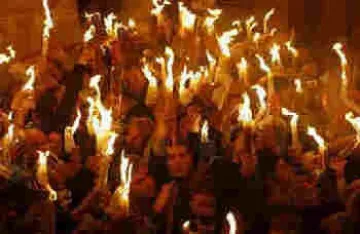 Многохилядна тълпа чака Благодатния огън в Йерусалим