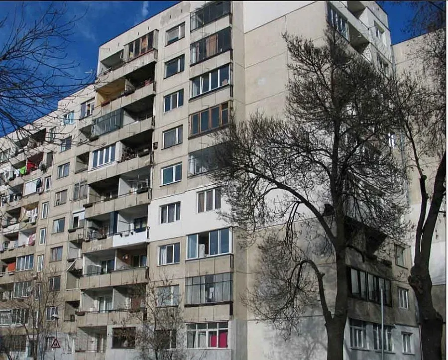 Евакуираха през нощта цял вход в столичен квартал 