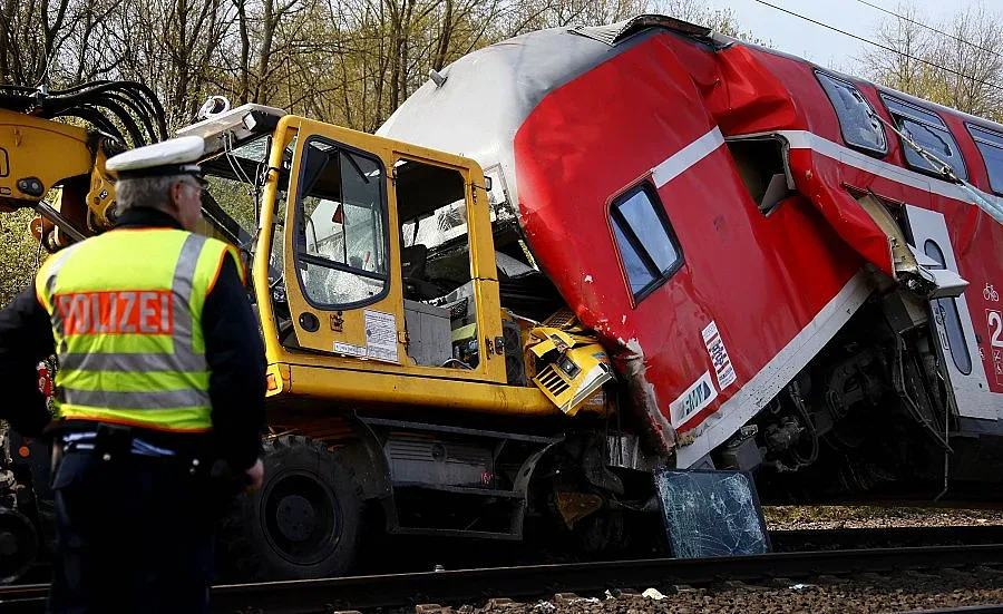 Влак се сблъска с кран, трима загинаха