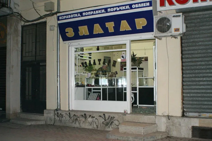  "Златарите" остават в ареста