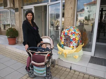 Ученици дариха великденска украса на Симитли