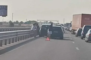 Километрична тапа на "Тракия". Колите пъплят