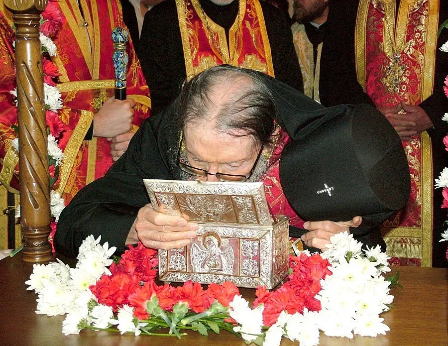 Анатема за крадеца на светите мощи