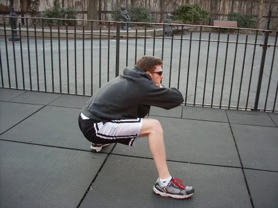 Наказват деца с патешко ходене по пижами