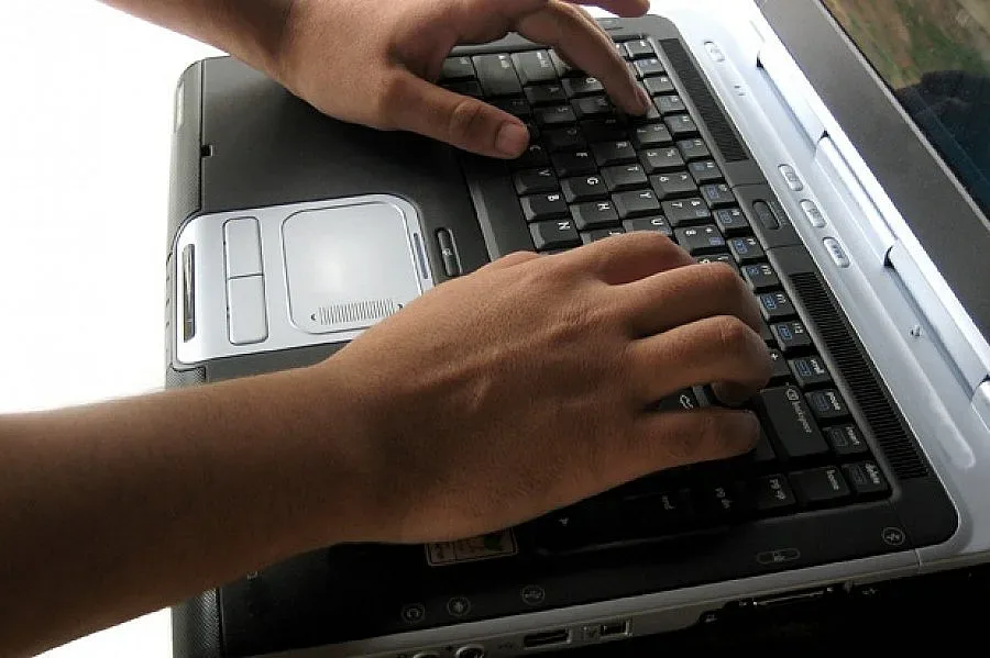 Тийнейджър разпори корема на враг от Интернет 