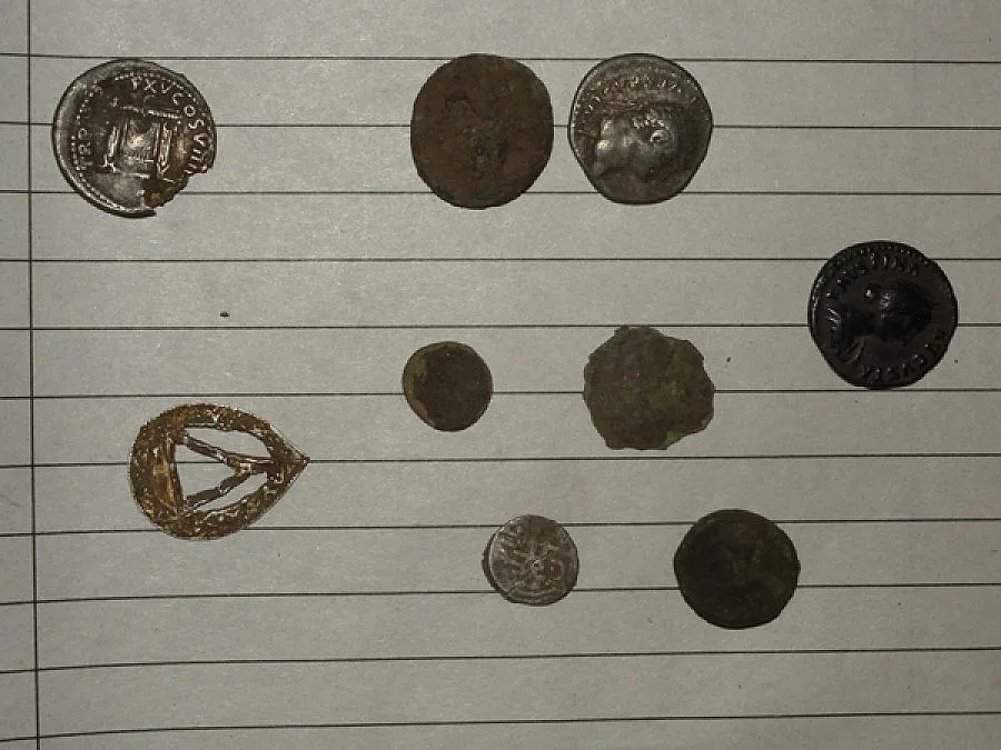 Конфискуваха от иманяр ценни бронзови статуетки 