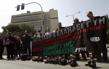 Драснаха клечката на банка в Атина