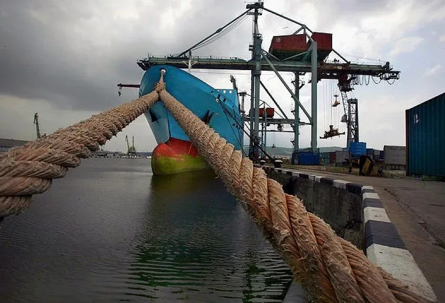 Продават наш кораб за дългове в Хонконг