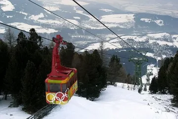 Спасяват с хеликоптери заседнали в лифт в Швейцария