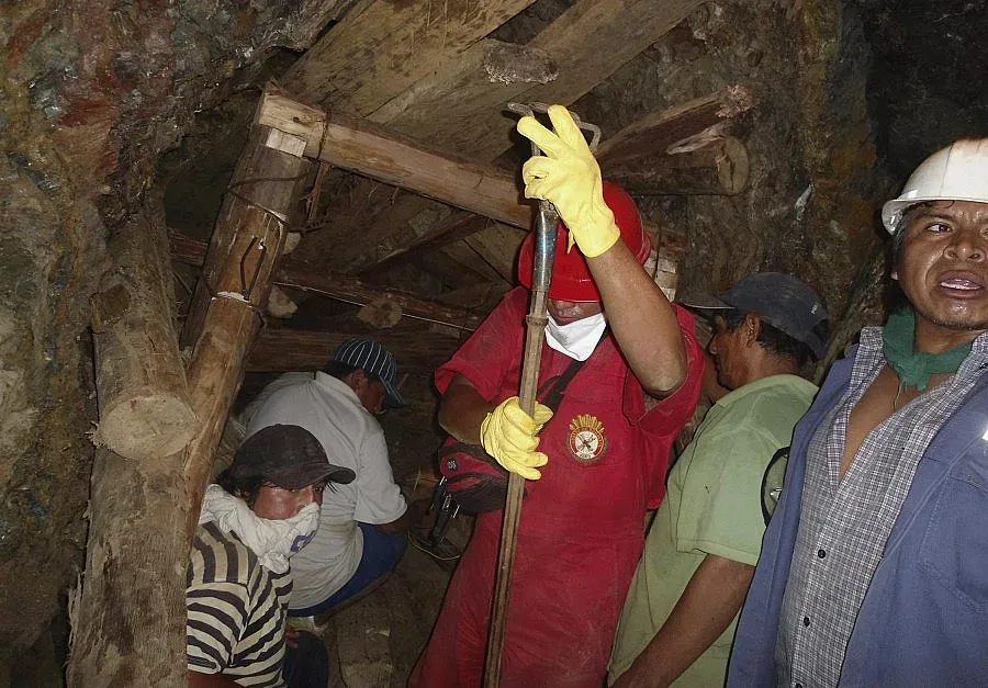 Девет миньори затрупани в Перу