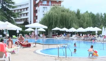 Младите излизат от пазара на труда, а чужденците пълнят дупките