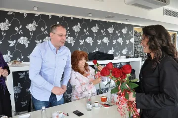 Станишев на десант из Видинско, посрещнаха го с рози