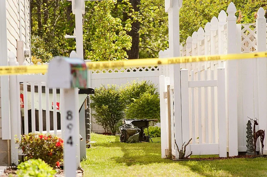 Изтребител се заби в жилищен комплекс