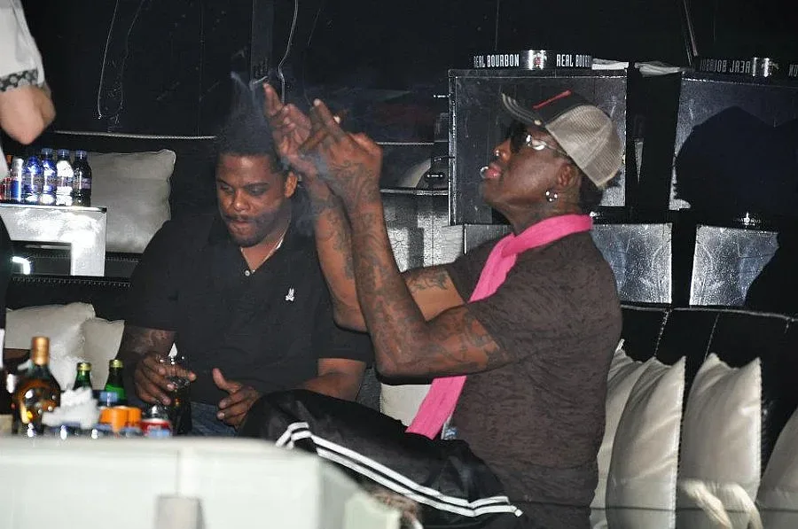 Денис Родман обръща шотове и раздава рози