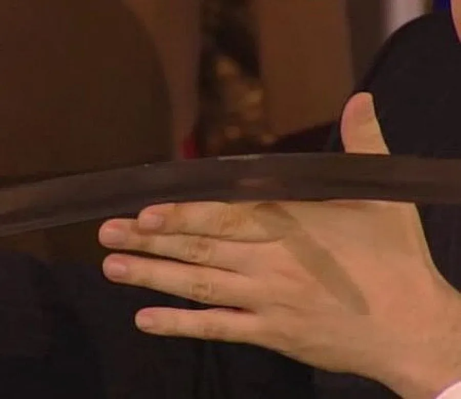 Изверг посече четирима със сабя, държи заложници