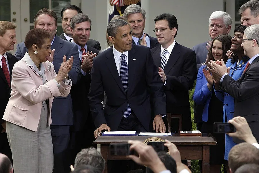 Обама обвини съперника си Ромни в далавера