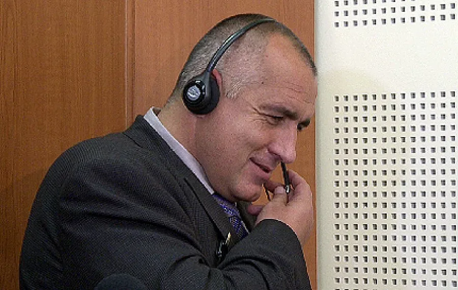 Депутати се топят с sms до Бойко