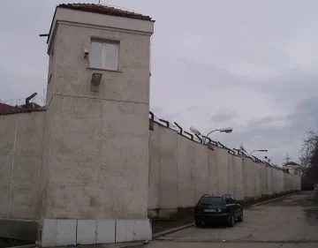 Стъкло наряза затворник, излежаващ доживот за убийство