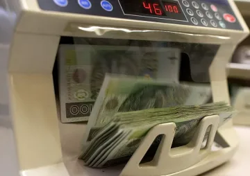 Касиерка в банка задигна 120 бона