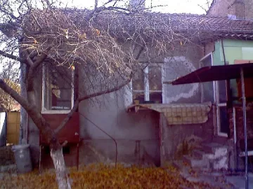 Барикада спря багер за сграда убиец 