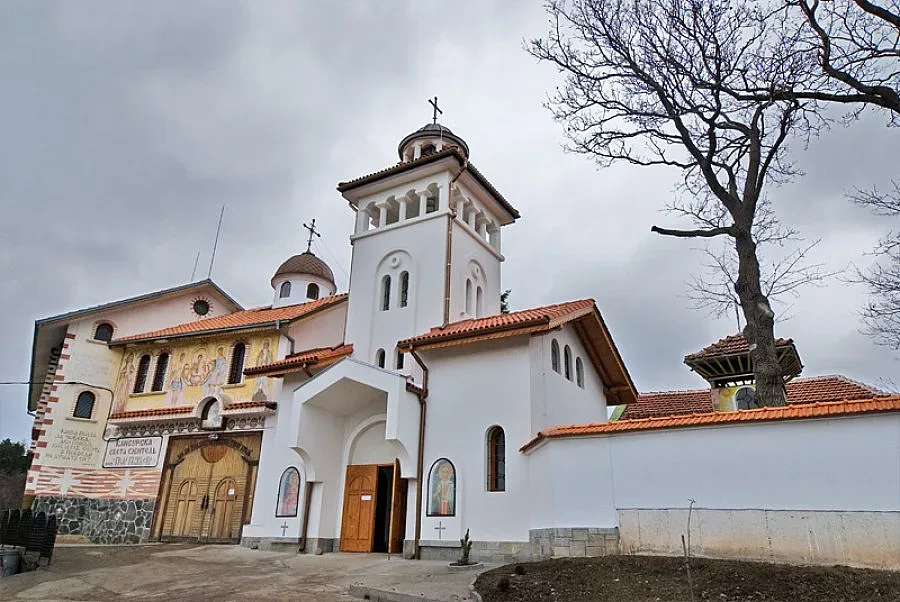 Петя Славова търси рамо за Клисурския манастир